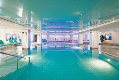GRAND ELYSEE Hotel : Pool