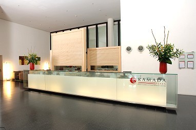 RAMADA Plaza Basel Hotel & Conference Center: Lobby