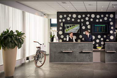 Ramada by Wyndham Amsterdam Airport Schiphol by Revo: Lobby