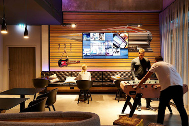 Moxy Berlin Ostbahnhof: Bar/Lounge