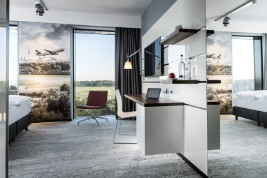 Airport Plaza Hotel: Zimmer