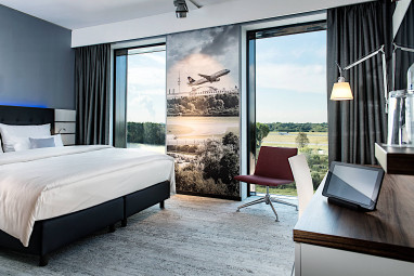 Airport Plaza Hotel: Zimmer