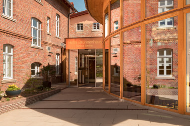 Hotel Brunnenhaus Schloss Landau: Außenansicht