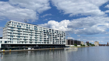 Locke at Eastside Gallery Berlin: Außenansicht