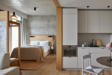 Locke at Eastside Gallery Berlin: Zimmer